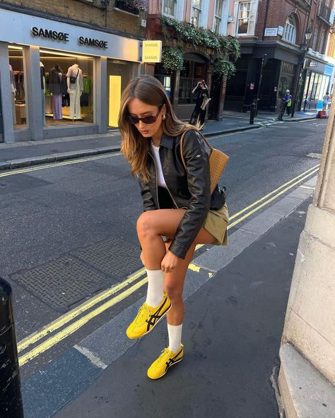 cool girls have yellow trainers | Instagram Onitsuka Tiger Women Outfit, Yellow Shoes Outfit, Girls Sneakers Outfit, Eurotrip Outfits, Onitsuka Tiger Women, 2000 Outfits, Yellow Trainers, Trainers Outfit, Business Promo