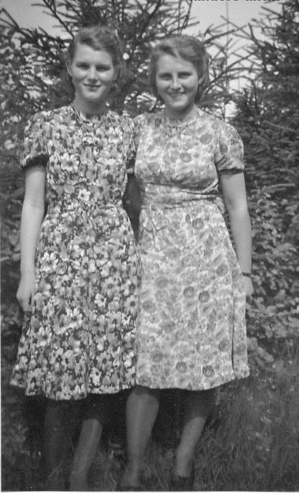 Two younger German women in typical dresses for the era. All-over prints in florals or geometric patterns were common, and these ladies are likely wearing cotton or rayon. 40s Fashion Women, 40s Mode, 1930s Fashion Women, Forties Fashion, Southern Fashion, Fashion 1940s, German Fashion, German Women, 40s Fashion