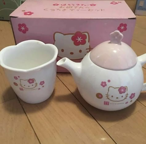 Sanrio Tea Set, Hello Kitty Kitchen Decor, Hello Kitty Clay, Pastel Goth Decor, Cute Teapot, Nostalgic Pictures, Pretty Mugs, Hello Kitty Halloween, Goth Decor