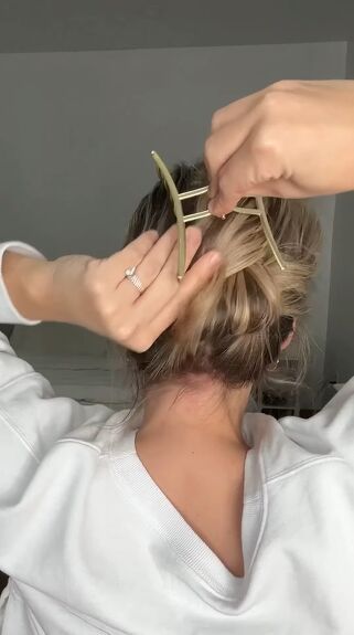 This is a guide on an easy claw clip hairstyle. Learn a quick, 60-second hairstyle in this tutorial. Rope Braided Hairstyle, Claw Clip Hairstyle, Clip Hairstyle, Rope Braid, Clip Hairstyles, Dress Alterations, Claw Clips, Shirt Dress Casual, Tee Outfit