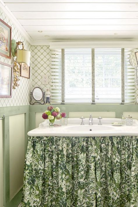 Green Bathroom Paint, Small Bathroom Paint Colors, Best Bathroom Paint Colors, Bathroom Wall Colors, Small Bathroom Paint, Sink Skirt, Primitive Bathrooms, Bathroom Paint, Bathroom Storage Solutions