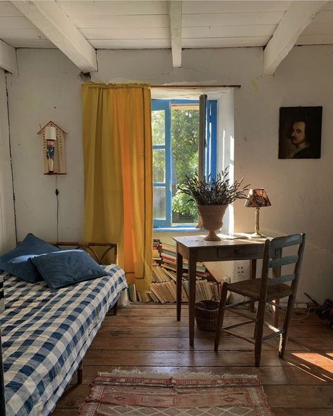 Mad About The House, Yellow Curtains, Brass Bed, Tiny Bedroom, Interior Design Inspiration, Table And Chairs, Apartment Decor, Ramen, Sweet Home