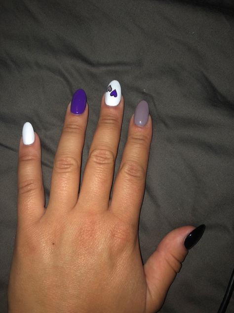 A left hand with round acrylic nails. The pinkie is white, the ring finger is purple, the pointer finger is grey, and the thumb is black. The middle finger is white with two hearts with a black outline. The top heart is grey and the bottom heart is purple. Ace Flag Nails, Ace Nails Designs, Ace Pride Nails, Aroace Nails, Asexual Nails, Ace Nails, Subtle Ace Pride, Subtle Pride Nails, A Nail Design