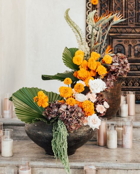 a dreamy summer wedding ceremony in Mexico 💍🍊💋🍰 Photographed by The Fine Photo Co @thefinephotoco Planning and rentals done by Southwest Rentals @southwestrentals Dress from Gigi Bridal @gigibridal Hair and makeup done by Karla Figueroa @stetikbykarla #weddingceremonies #bespokeweddings #weddingdecorationideas #destinationweddingplanners #weddingfloraldesign #outdoorweddingdecor #weddingflowersinspiration #weddingceremonydecor #weddingflowerideas #floralwedding #weddingspecialist #elegantw... Eccentric Wedding, Summer Wedding Ceremony, Mexican Party Theme, 2025 Wedding, Diwali Party, Pre Party, Wedding Flowers Summer, Wedding Flower Inspiration, Outdoor Wedding Decorations