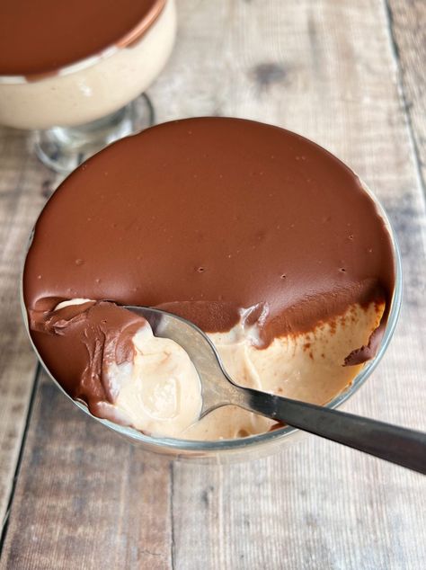 If you like Reeses Cups, then you're going to be obsessed with this incredibly creamy and decadent (but vegan!) Peanut Butter Mousse. It's topped with a rich, 2 ingredient chocolate ganache which compliments the mousse Healthy Peanut Butter Dessert, Portfolio Diet, Chocolate Cornflake Cakes, Accidentally Vegan, Vegetarian Sweets, Veg Recipe, Peanut Butter Mousse, Oatmeal Pancakes, Desserts Vegan