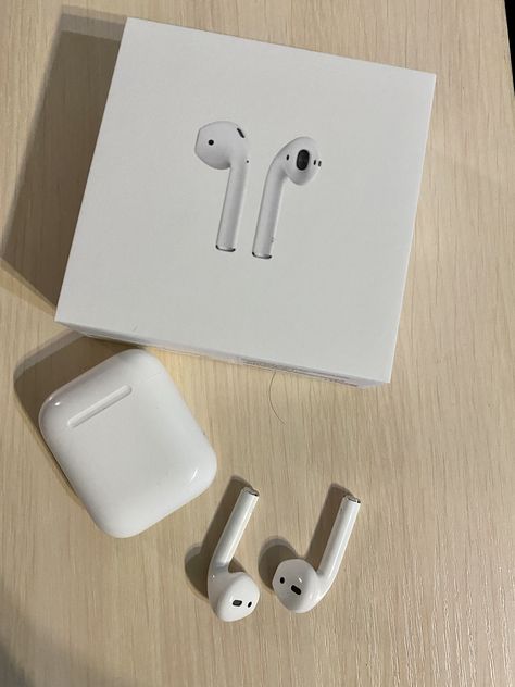 Airpods 2 Aesthetic, Earbuds Aesthetic, Fone Apple, Airpods Aesthetic, Easy Dragon Drawings, Apple Laptop Macbook, Girly Christmas Gifts, Air Pod, Xmas Wishes