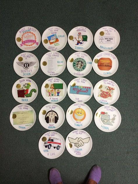 Basketball Paper Plate Awards, Paper Plate Superlatives, Cheer Paper Plate Awards, Funny Paper Plate Awards, Mock Awards Ideas, Paper Plate Awards Ideas Funny, Paper Plate Awards For Sports, Paper Plate Award Ideas, Yearbook Shirts