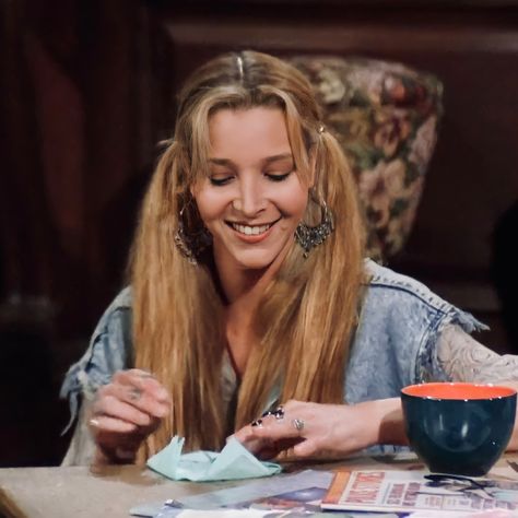 Friends Pheebee, Pheobe Buffet Aesthetic, Phoebe Friends Hair, Phoebe Buffay Icon, Phebeo Buffay, Pheobe Buffet, Phoebe Buffay Aesthetic, Lisa Kudrow Friends, Phoebe Buffay Outfits