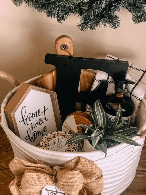 Christmas House Warming Gifts, Small Housewarming Gift Basket, Beanie Gift Wrapping Ideas, Home Basket Gift Ideas, Realtor Housewarming Gift Ideas, Client Closing Gifts, Black And White Gift Basket Ideas, Home Decor Gift Basket, Realtor Gift Baskets For Clients