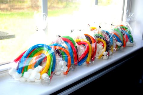 Cute rainbows in a bag. These are fun birthday party favors or a school treat for kids to bring to class and hand out to all the kids. Diy Birthday Party Favors, Rainbow Snacks, Rainbow Parties, My Little Pony Party, Kids Treat, School Treats, Rainbow Birthday Party, Fun Birthday Party, Pony Party