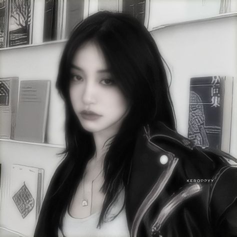 Korean Pictures Instagram, Female Aesthetic Pfp, Korean Girls Dp, Korean Aesthetic Instagram, Pfp Dark Feminine Aesthetic, Dark Korean Aesthetic, Black Aesthetic Korean, K Pop Women, Aesthetic Black Pfp