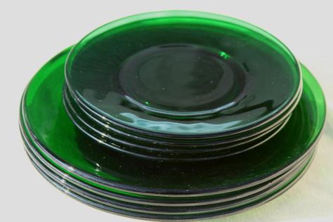 vintage glassware, forest green glass dishes, salad & bread plates set Green Glass Dishes, Green Glass Plates, Vintage Green Glassware, Thrifted Dishes, Retro Plates, Emerald Design, Green Dishes, Citrus Kitchen, Salad Bread