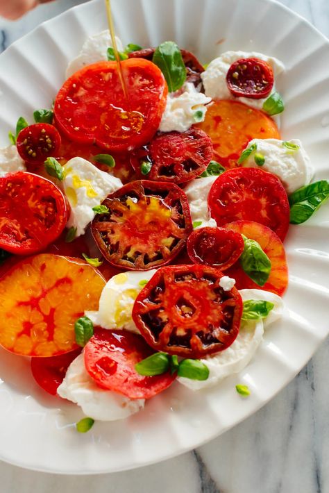 Best Caprese Salad Recipe - Cookie and Kate Best Caprese Salad, Ensalada Caprese, Cookie And Kate, Caprese Salad Recipe, Easy Summer Dinners, Vegetarian Salad Recipes, Ambrosia Salad, Vegetarian Salads, Juicy Tomatoes