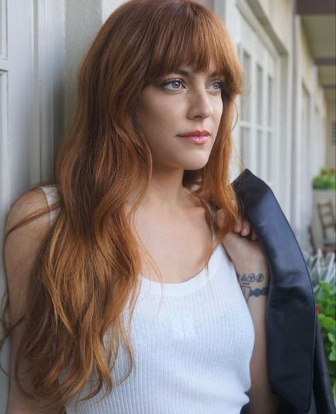 Riley Keough Hair Color, Daisy Jones Hairstyle, Daisy Jones Red Hair, Daisy Jones Hair Color, Riley Keough Daisy Jones Hair, Riley Keough Bangs, Riley Keough Red Hair, Daisy Jones Haircut, Daisy Jones And The Six Hair