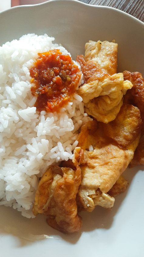 Nasinya anget, plus pakai sambel...🥰 Nasi Telur, Telur Dadar, Homemade Food, Homemade Recipes, Quick Saves, Kos