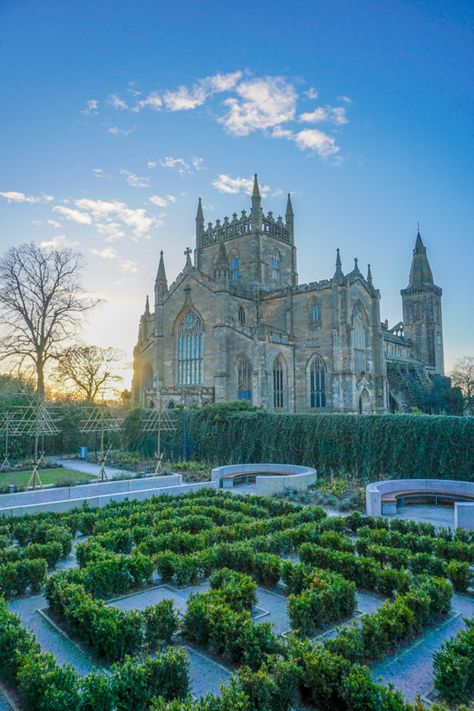 Dunfermline Abbey Fife Scotland Wallpaper, St Margaret Of Scotland, Day Trips From Edinburgh, Fife Scotland, Scotland Vacation, British Castles, Scotland Uk, Castles In Scotland, Scottish Castles