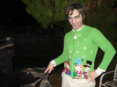 whenever i feel unattractive i just look at this picture of robert pattinson Robert Pattinson, A Man, Pants, Green, Christmas, Trousers