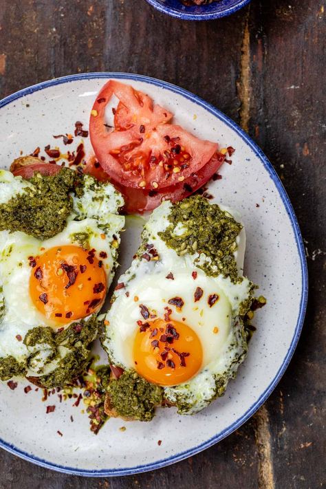 Mediterranean Breakfast Recipes, Recipes With Pesto, Mediterranean Diet Breakfast, Pesto Eggs, Mediterranean Breakfast, Shakshuka Recipes, The Mediterranean Dish, Light Bites, Homemade Hummus