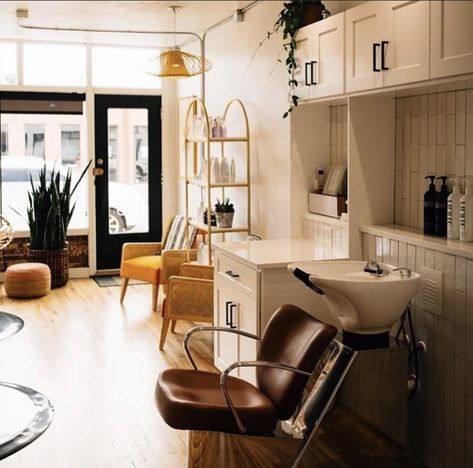 Hair Studio Ideas Small Spaces, Modern Salon Suite, Home Salon Ideas Small, Salon Shampoo Area, Salon Ideas Small, Hair Wash Station, Salon Suite Decor, My Salon Suite, Small Salon