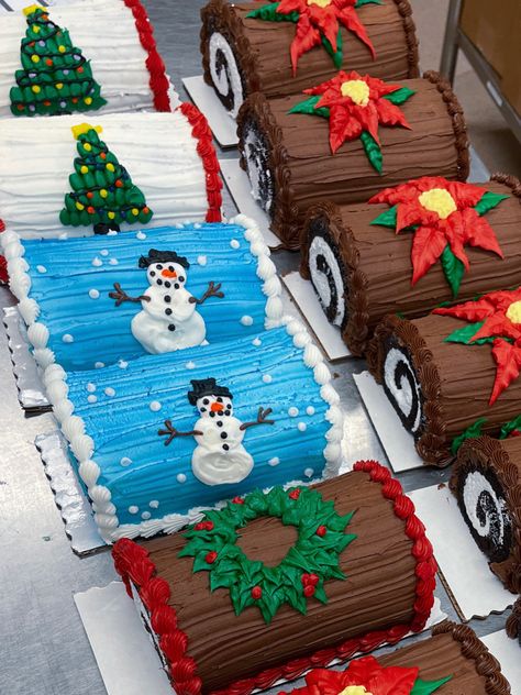 made by me (juliana) 12/21/20 Christmas Cake Roll Recipes, Christmas Roll Cake, Christmas Theme Cake, Christmas Cake Roll, Christmas Log Cake, Anti Gravity Cake, Cookie Cake Designs, Christmas Dessert Table, Swiss Rolls