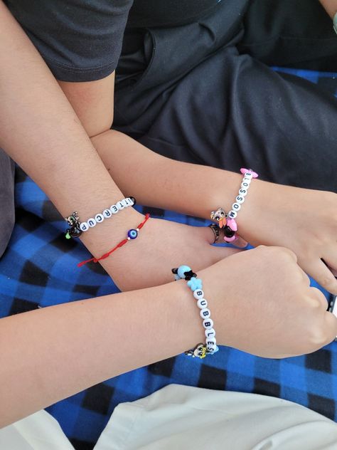 Friendship Bracelets For Trio, Trio Friendship Bracelets, Trio Things, Dr Closet, Matching Jewelry, Bracelet Ideas, Tv Girls, Paper Crafts Diy Kids, Matching Bracelets