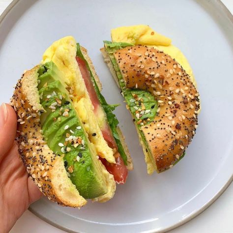 Courgette Recipes, Bagel Breakfast Sandwich, Spinach Tomato, Pasti Sani, Healthy Food Dishes, Healthy Food Motivation, Healthy Lifestyle Food, Weekend Breakfast, Deilig Mat