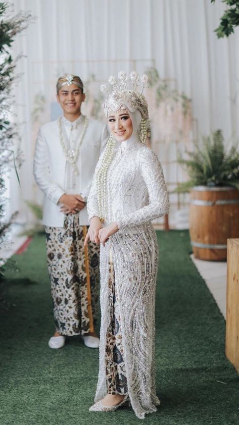 Wedding Dress Hijab Adat Jawa, Adat Sunda Wedding Hijab, Adat Sunda Wedding, Nikah Adat Sunda, Kebaya Akad Hijab, Pengantin Sunda Siger Hijab, Kebaya Wedding Hijab, Baju Akad Nikah Muslim, Muslim Wedding Dresses Modern