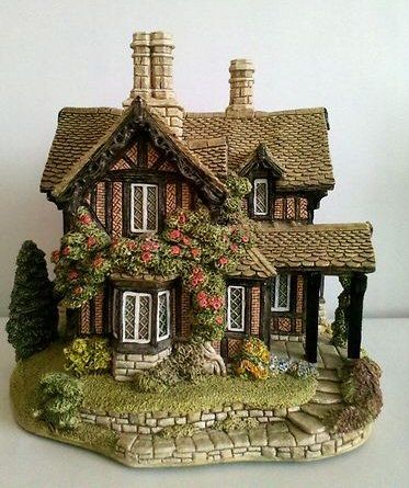 franz bergman bronze lamps | miniature version of every cottage and structure of the castle ... Liliput Lane Cottages, Miniature Cottage Diy, Lilliput Lane Cottages, Model Houses Miniatures, Cottage Miniature, Katt Grejer, Miniature Cottage, Miniature Building, Lilliput Lane