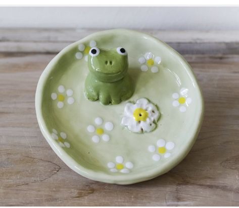 Clay Jewelry Dish Frog, Frog Jewelry Holder Clay, Frog Pinch Pot, Frog Clay Sculpture, Frog Ceramics, Pottery Cool, Ceramica Artistica Ideas, Pottery Frog, Whimsical Pottery