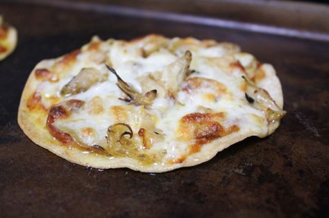 A creative healthier take on a favorite, perfect for lunch! (Corn tortilla pizzas - four ways) ~ My Shitty Kitchen Corn Tortilla Pizza, Garlic Cheese Sauce, Jello Fluff, Cream Cheese Cake Recipes, Rum Cakes, Pecan Pancakes, Seafood Pizza, Chicken Melts, Thanksgiving Appetizer