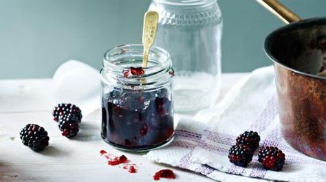 The apples in this recipe add loads of pectin to set the blackberries in a fairly firm jam. Great with cheese and biscuits. Bramble Jelly, Blackberry Jelly Recipe, Apple Jelly Recipe, Blackberry Jam Recipe, Berry Jam Recipe, Blackberry Jam Recipes, Apple Chutney, Apple Jelly, Jelly Recipe