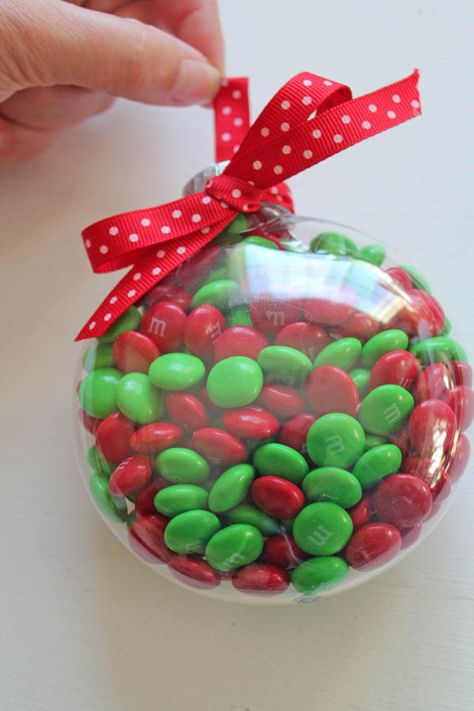 This is so cute for giving gifts to all your students before winter break!!! Especially, if your students love chocolate candy! Christmas Candy Crafts, Candy Creations, Students Christmas, Christmas Candy Gifts, Grinch Christmas Party, Student Christmas Gifts, Clear Glass Ornaments, Ideas Regalos, Mini Terrarium