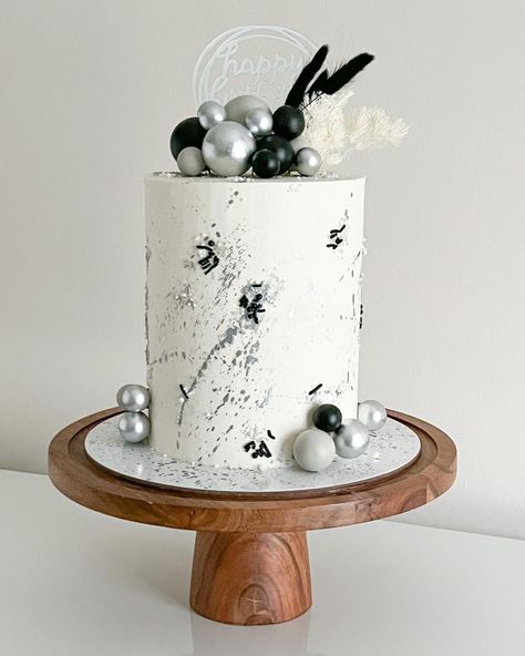 Mad Sweet Cakes on Instagram: “Black and silver splatter…” Black And Silver Birthday Cake Sweet 16, Black And White 21st Cake, Black And Silver Cake Ideas, 21st Birthday Ideas Black And Silver, Black And Silver Cake For Men, Birthday Cake Black And Silver, Black And White Cake For Men, Black White And Silver Cake, Black And Silver Cakes Birthday