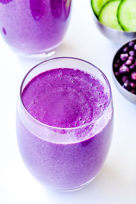 This healthy blueberry cucumber smoothie will boost your immune system. It's filling with healthy carbs & proteins. This smoothie is vegan. #smoothie #vegansmoothie #blueberriesmoothie #antiiflammatorysmoothie #healthysmoothie Best Diet Drinks, Smoothie Menu, Cucumber Smoothie, Vegan Smoothie Recipes, Blueberry Smoothie, Smoothie Drink Recipes, Healthy Blueberry, Healthy Breakfast Smoothies, Pineapple Smoothie