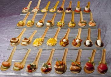 Edible Spoons, Small Bites Appetizers, Wedding Food Stations, Plate Presentation, Food World, Italian Appetizers, Food Stations, Herbal Tea Blends, Tea Bar