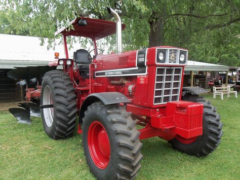 International Hydro 100. That's not something you see everyday! Biggest Truck, Farming Life, International Harvester Tractors, Case Ih Tractors, Tractor Pictures, International Tractors, Case Tractors, Farmall Tractors, Classic Tractor