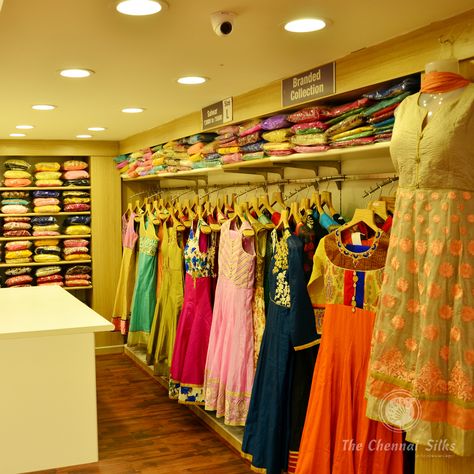 Readymade Shop Interior Design, Clothing Boutique Ideas, Bridal Boutique Interior, Shop Counter Design, Boutique Shop Interior, Fashion Store Design, Interior Clothing, Sari Shop, Store Shelves Design