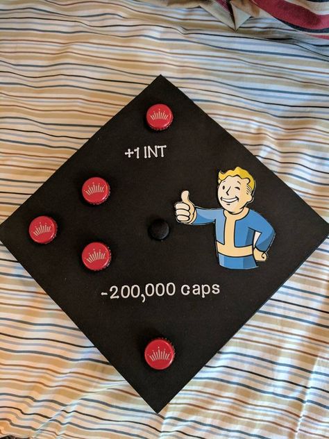 Grad Cap Ideas Guys, The Last Of Us Graduation Cap, Fallout Graduation Cap, Guy Graduation Caps, Graduation Cap Designs For Guys, Fallout Party, Vault Boy Fallout, Fallout Funny, Graduation Pic Ideas