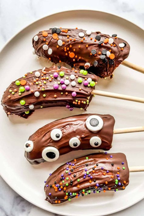 These delicious chocolate dipped bananas are a wonderful sweet treat! The frozen bananas and chocolate are a great combination. Banana Covered In Chocolate, Healthy Halloween Sweet Treats, Halloween Fika, Ghost Bananas, Dipped Bananas, Halloween Bananas, Birthday Foods, 1st Birthday Foods, Halloween Food Snacks