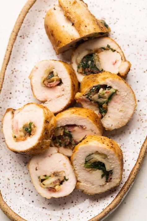 Bacon Mushroom Chicken Roulade - My Food Story Stuffed Chicken Roll, Chicken Roulade Recipe, Resep Sushi, Chicken Roulade, Turkey Roulade, Rolled Chicken Recipes, Roulade Recipe, Bacon Mushroom, Gourmet Chicken