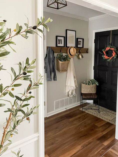 How To: DIY Wooden Entryway Wall Hooks | Hometalk Entryway Wall Hooks, Foyer Designs, Hook Ideas, Warped Wall, Foyer Ideas Entryway, Ideas Entryway, Entryway Hooks, Foyer Ideas, Entryway Decor Ideas