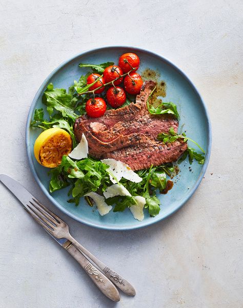 Flank Steak Tagliata with Arugula and Parmesan Dinner Menus Ideas, Lean Steak, Easter Dinner Menus, Cast Iron Chicken, Iron Skillet Recipes, Skillet Recipes, Cast Iron Skillet Recipes, Cast Iron Recipes, Skillet Meals