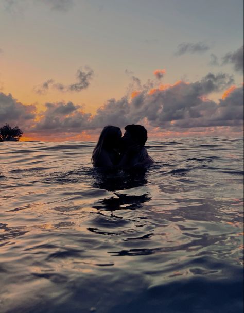 Kiss at the beach The Beach Aesthetic, Couple Kissing, Kissing Couples, Beach Aesthetic, Aruba, Beach Trip, At The Beach, Couple Goals, The Beach