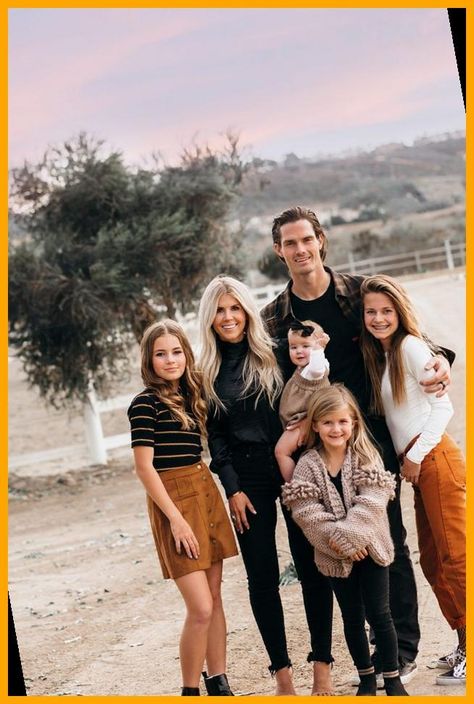 Christmas Outfits For Family Pictures, Family Christmas Pictures Outfits, Anime Winter, Family Photo Outfits Winter, Lisa Allen, Christmas Pictures Outfits, Jason Priestley, Dr Martens Outfit, Brian Austin Green