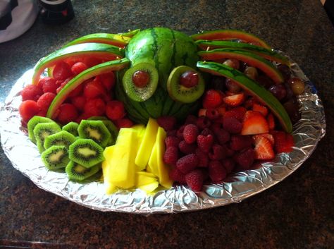 Spider watermelon for a healthy Halloween party treat. Spider Watermelon, Spider Party, Snake Cakes, Harry Potter Theme Birthday, Halloween Party Appetizers, Halloween Party Treats, Healthy Halloween, Birthday Inspo, Summer Side Dishes