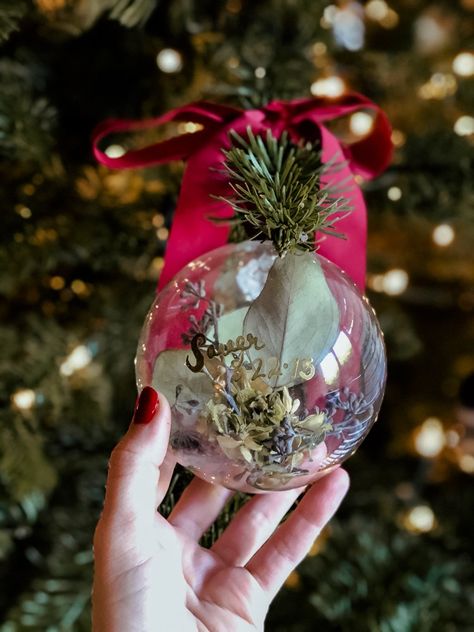 What to do with wedding bouquet flowers after your wedding - DIY Wedding bouquet Christmas Ornament Christmas Wedding Bouquets, Preserving Flowers, Upcycled Wedding, Bouquet Christmas, Memory Ideas, Wedding Christmas Ornaments, Magic Knot, Favour Bags, Flower Preservation