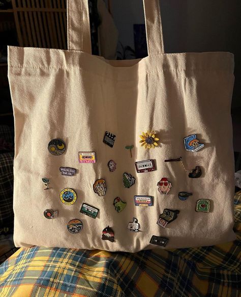 Tote Bag With Pins, Bag With Pins Aesthetic, Pins On Bag, Tote Bag With Patches, Bag With Pins, Bag Pins Aesthetic, Pins Display, Decorated Tote Bags, Painted Clothes Diy