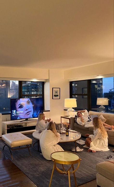 Move Night Aesthetic, Cozy Movie Night Aesthetic Friends, Fun Social Life Aesthetic, Best Friend Apartment Aesthetic, Friends Movie Night Aesthetic, New York With Friends Aesthetic, Future Goals Aesthetic, Friends In Apartment Aesthetic, Moving To A New City Aesthetic