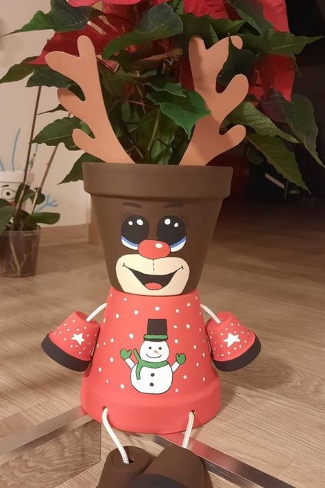 Adorable reindeer pot planter for Christmas Reindeer Clay Pots, Snowman Pots, Planters For Christmas, Clay Pot Candle Holders, Reindeer Clay, Clay Pot Candle, Clay Pot Designs, Gingerbread Clay, Halloween Wine Glasses