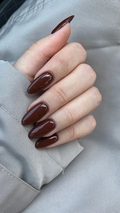 Looking for the current nail trends of fall 2023? I got the latest scoop of all the trending fall nail designs that are taking over Tiktok and Instagram. I'm trying #6 tomorrow! September nails | fall aesthetic nail inspo | Back to school nails | autumn aesthetic #fall #nails Brown Round Acrylic Nails, Almond Nails For Brown Skin, Simple Brown Nails, Brown Gel Nails, Brown Almond Nails, Dark Brown Nails, Brown Nail Polish, Brown Nail, Smink Inspiration